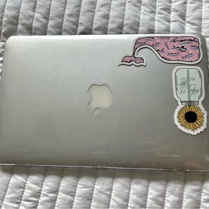 MacBook Air - 2015 (comes with working charger)